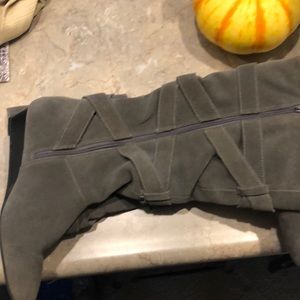 Lightly worn super cute!